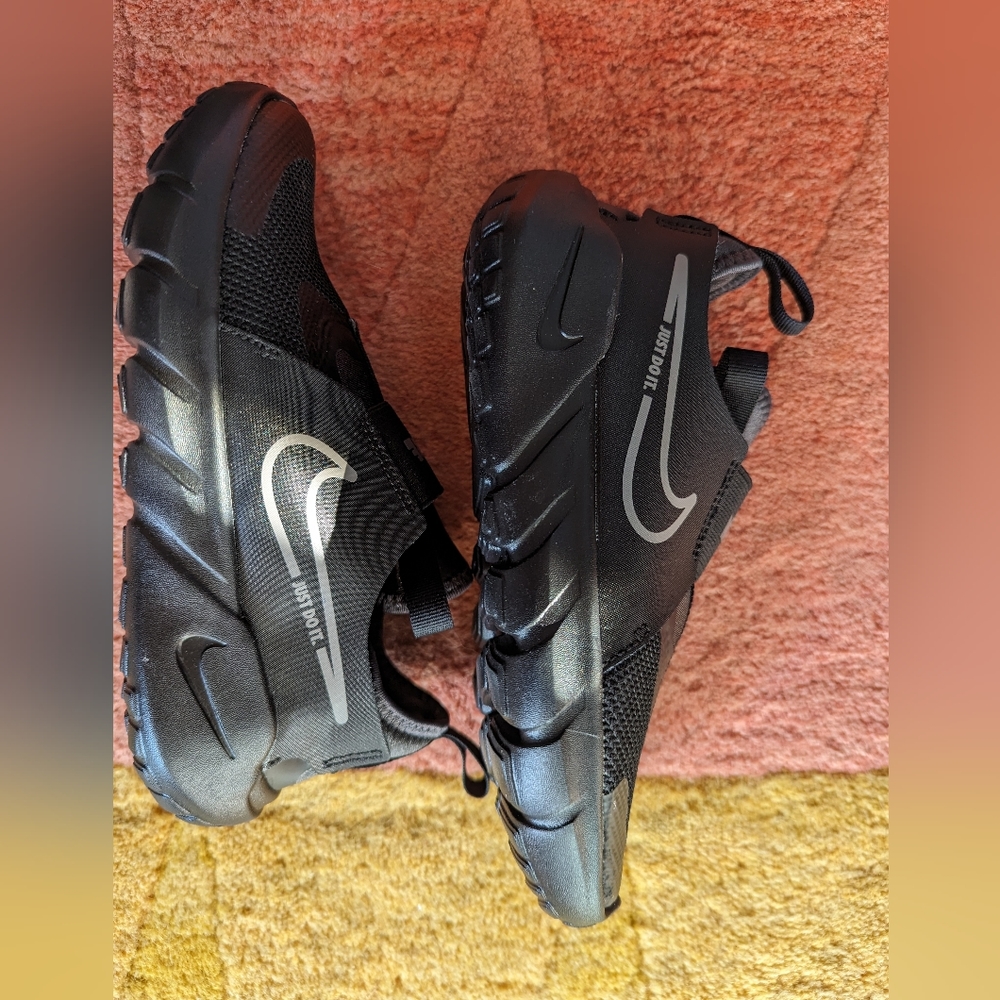 Nike youth slip on flex runner 2 size 2Y